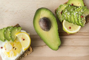 avokado, yumurta, susam, Yarım avokado kemiğiyle, limon ile sandviç,