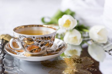 Çay Kupası tepsi, 3 Beyaz Lale çiçek, sıcak içecek