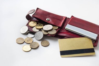 Beyaz arka plan, metal para, banka kartları, para bir sürü kırmızı cüzdan