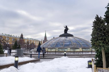 Moskova, George at sırtında, Kremlin duvarı, kış, Ladin