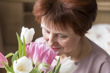 1 beyaz yaşlı kadın burnunu çekmek çiçekler, Lale buketi, pembe ve beyaz laleler