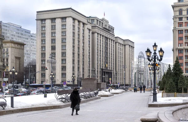 Здание Госпарламента Москве Зимой Фонарь Мужчина Идущий Улице — стоковое фото