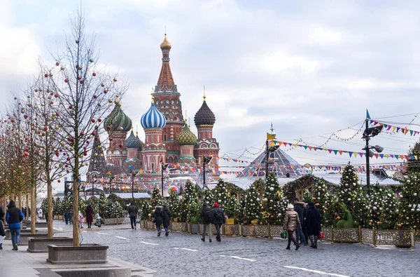 Санкт Петербург Собор Василия Блаженного Красной Площади Зимой Люди Ходят — стоковое фото