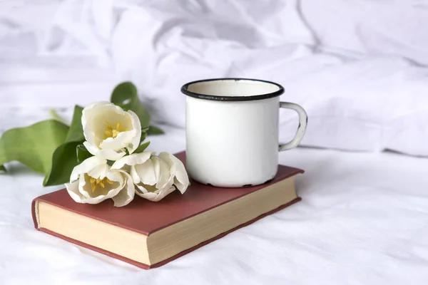 White Tulips Mug Book White Sheet Flowers — Stock Photo, Image