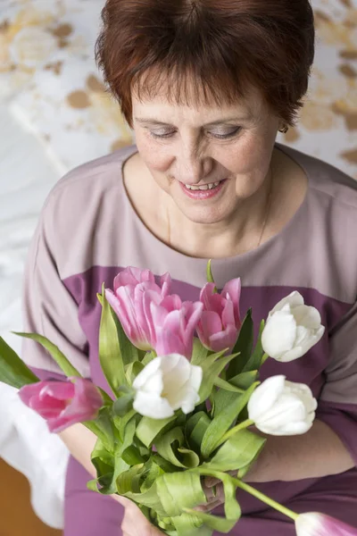 Взрослая Женщина Букетом Тюльпанов Розовых Белых Тюльпанов Цветов — стоковое фото