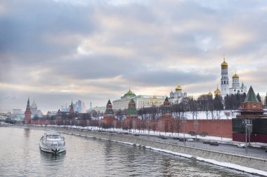 Moskova Nehri, günbatımı, Moskova görünümünü kışın gün batımında, bulutlu gökyüzü nehir üzerinde tekne Kremlin çıkabilir