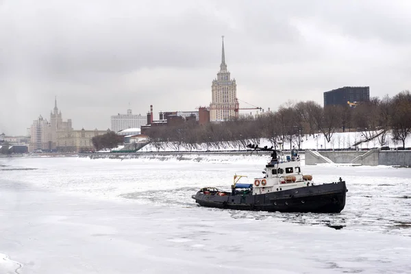 モスクワ 雪と氷 都市の景観の下でモスクワ川でのボート — ストック写真