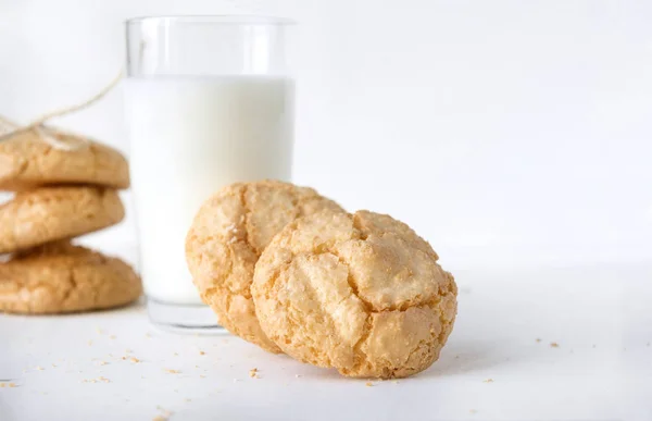 Shortbread Auf Weißem Hintergrund Glas Milch — Stockfoto