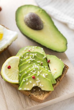 avokado, susam ve limon sandviç, avokado ve limon dilimleri, avokado yarım
