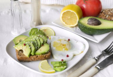 avokado, susam ve limon sandviç, yumurta, limon 