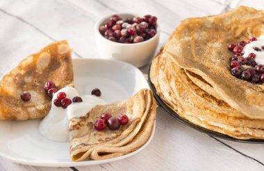 çilek ile krep, ekşi krema ve cranberries ile krep, 