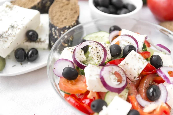 Griechischer Salat Mit Feta Und Oliven Zwiebeln Tomaten Und Gurken — Stockfoto