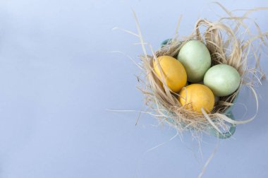 4 Paskalya yumurta, sarı ve yeşil bir blu bir tabağa yumurta haşlanmış