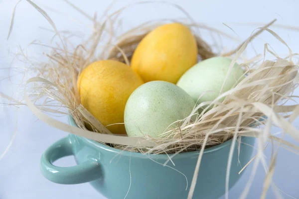 4 huevos de Pascua hervidos, amarillos y verdes en un plato — Foto de Stock