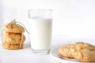 1 su bardağı süt, kurabiye