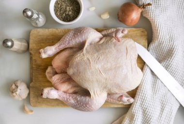  Kesme tahtaları, tavuk eti, çiğ gıda üzerinde çiğ tavuk