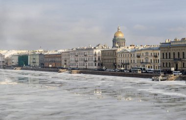 St Petersburg ilkbaharda, Neva embankment görünümünü