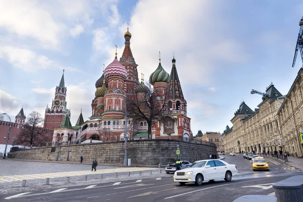St. Catedral de Basilio en Moscú, coches en la carretera — Foto de Stock