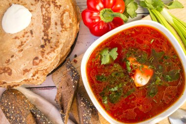 Rus pancar çorbası ile Yeşiller ve ekşi krema, krep, 1 tabak