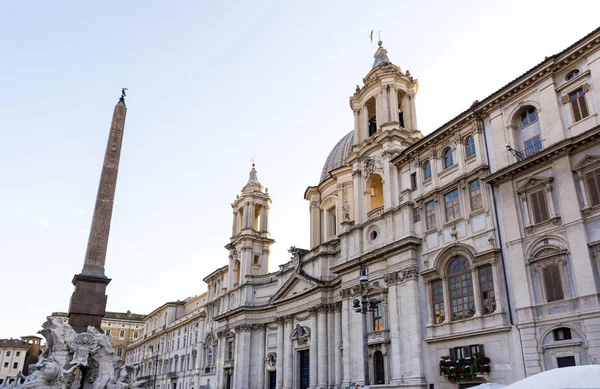 Roma, o edifício com o obelisco na Piazza Navona Sunny d — Fotografia de Stock