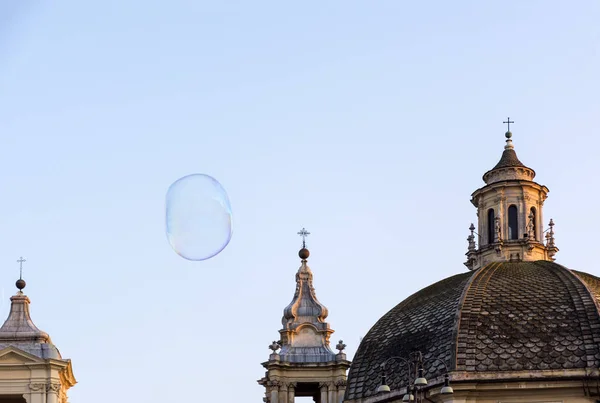 1 grande bolha, cúpulas de igrejas católicas contra o céu em th — Fotografia de Stock