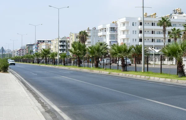 Mahmutlar Türk kıyı kasaba, yol, ağaçlar, bu sokakta — Stok fotoğraf