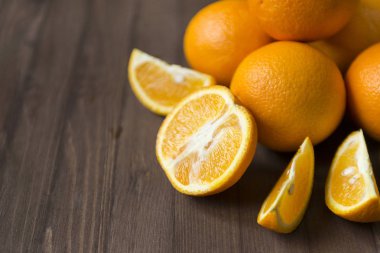 yarım turuncu ve bir Woo üzerinde tüm portakallar hakkında birkaç kesim parçaları