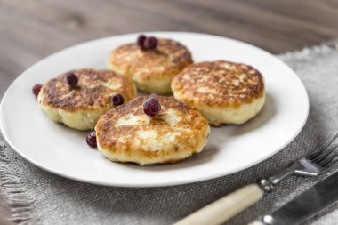 kızılcık ile cheesecake, süzme peynir ve b ile krep