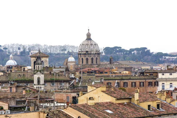 Techos de Roma, la cúpula del templo en un día nublado —  Fotos de Stock