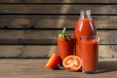 Cam ve şişe nane ile domates suyu, ahşap arka planda