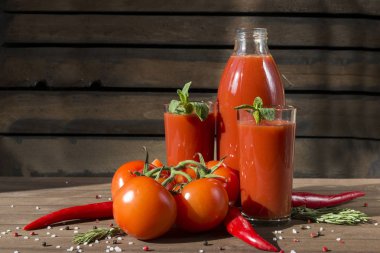 kırmızı taze domates, cam ve şişe domates suyu, biber, mi
