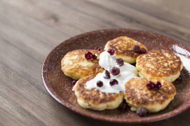 Ekşi Krem ve kızılcık ile cheesecake, Berri ile krep