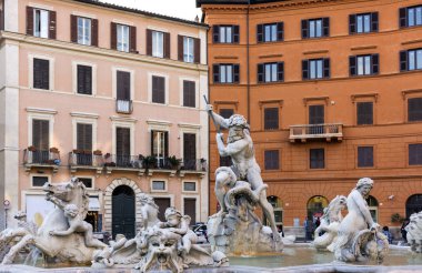Neptün Çeşmesi, Piazza Navona, Roma, Schüco cephe
