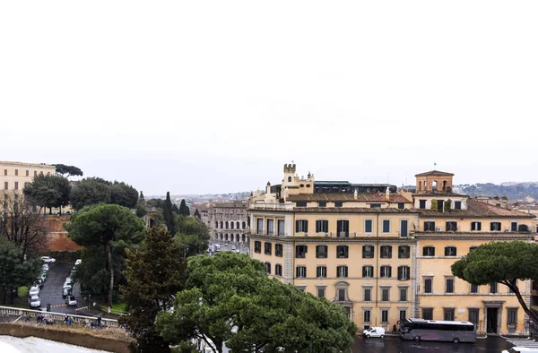 Vista de Roma con colina en día nublado, edificios, pinos , —  Fotos de Stock