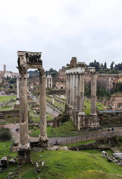 Ruínas antigas do fórum romano em Roma, colunas, dia chuvoso — Fotografia de Stock