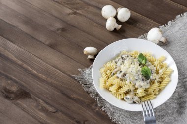 mantar sos ve peynir ahşap zemin, Bas ile makarna