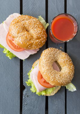 2 Jambonlu sandviç, domates ve salata sandviç, bir bardak domates