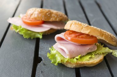 Susam ile domates, jambon ve salata topuz ile 2 sandviç