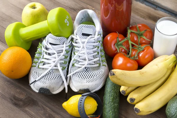 Sneakers, sinaasappelen, tomaten, appel, peer, citroen, sport armband — Stockfoto