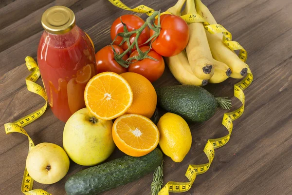 Fruit, groenten, SAP, meetlint op houten oppervlak — Stockfoto