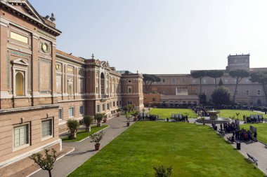 Vatikan Müze binası ve sabah onun önünde çim 