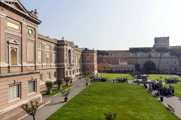 Museu do Vaticano edifício e gramado na frente dele pela manhã — Fotografia de Stock