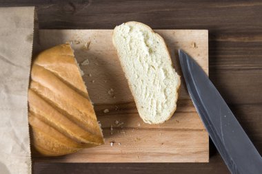 ekmek, ekmek, ekmek kesme tahtası üzerinde parça kesme, bıçak