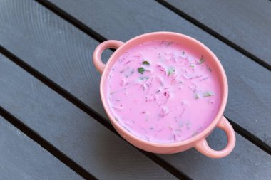 pembe bir kase soğuk Pancar çorbası, pembe çorba