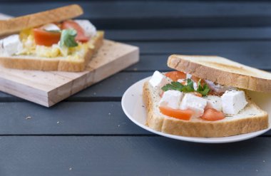 2 sandviç ile beyaz ve domates ve yeşillikler