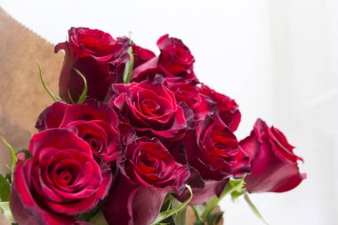 Kırmızı güller, birçok çiçek buket