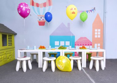çocuk partisi, balonlar, sandalyeler için servis tablo