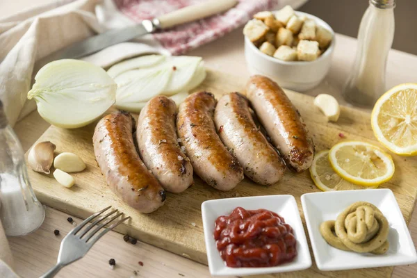 Жареная свиная колбаса с луком, чеснок, кетчуп, горчица на — стоковое фото