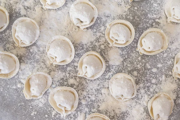 pişirme kağıt üzerinde un ile çiğ köfte, yarı mamul ürünler