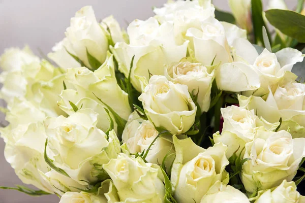 Buquê de rosas brancas, muitas flores — Fotografia de Stock